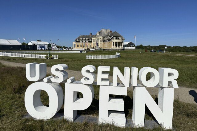 Fujita dẫn đầu U.S. Senior Open 3 gậy khi trời mưa. Sự thi đấu tiếp tục vào thứ Hai với 8 lỗ còn lại